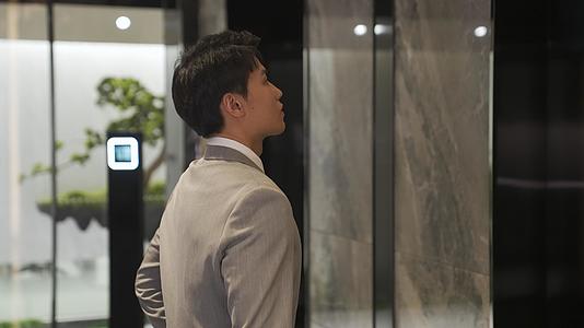 男人在办公楼等电梯视频的预览图