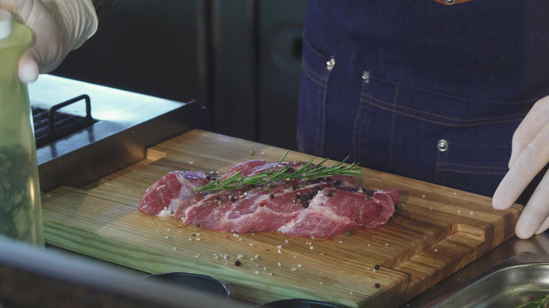 专业厨师用橄榄油做猪肉橄榄油视频的预览图