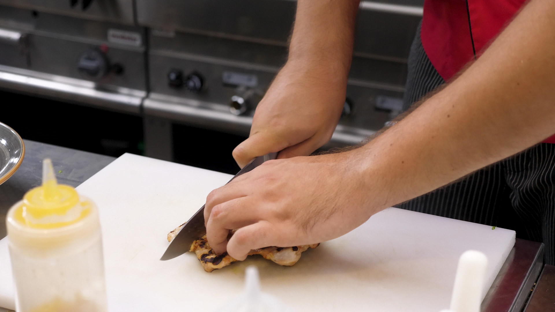 厨师切了一块炸鸡胸肉视频的预览图