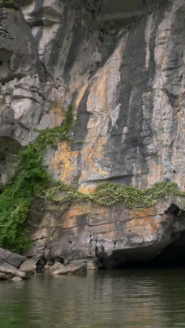 越南游船穿越洞穴实拍视频的预览图