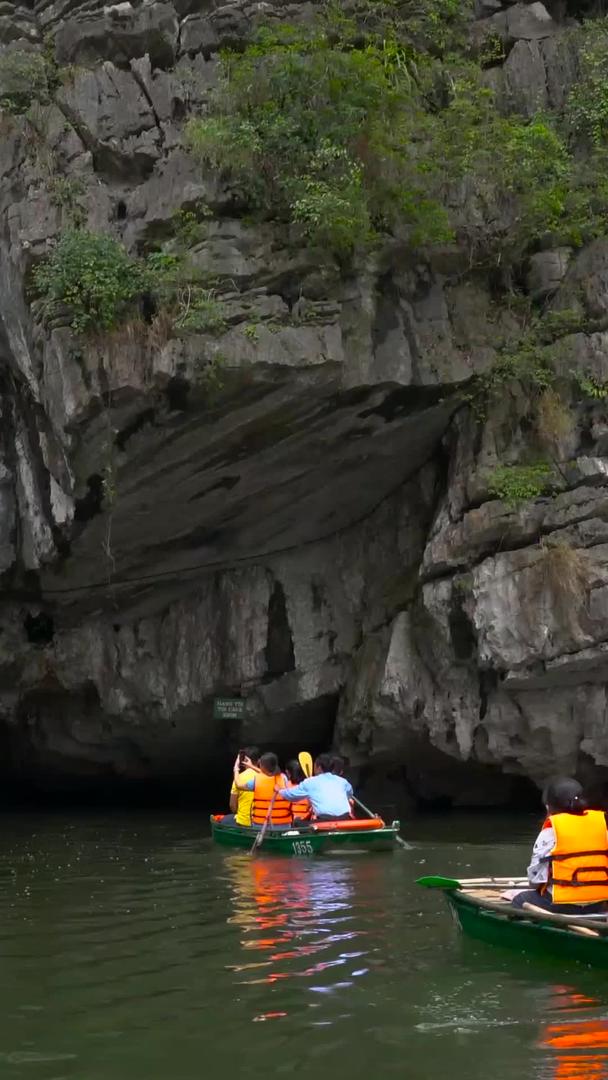 越南游船穿越洞穴实拍视频的预览图