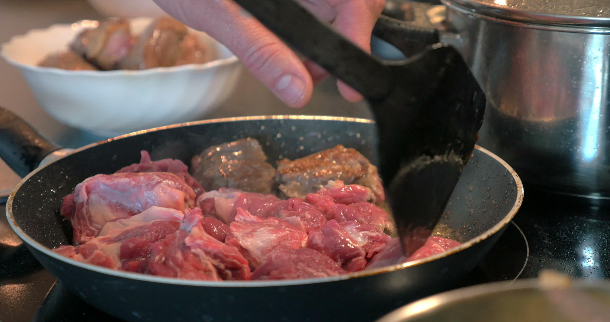 锅上煎肉视频的预览图