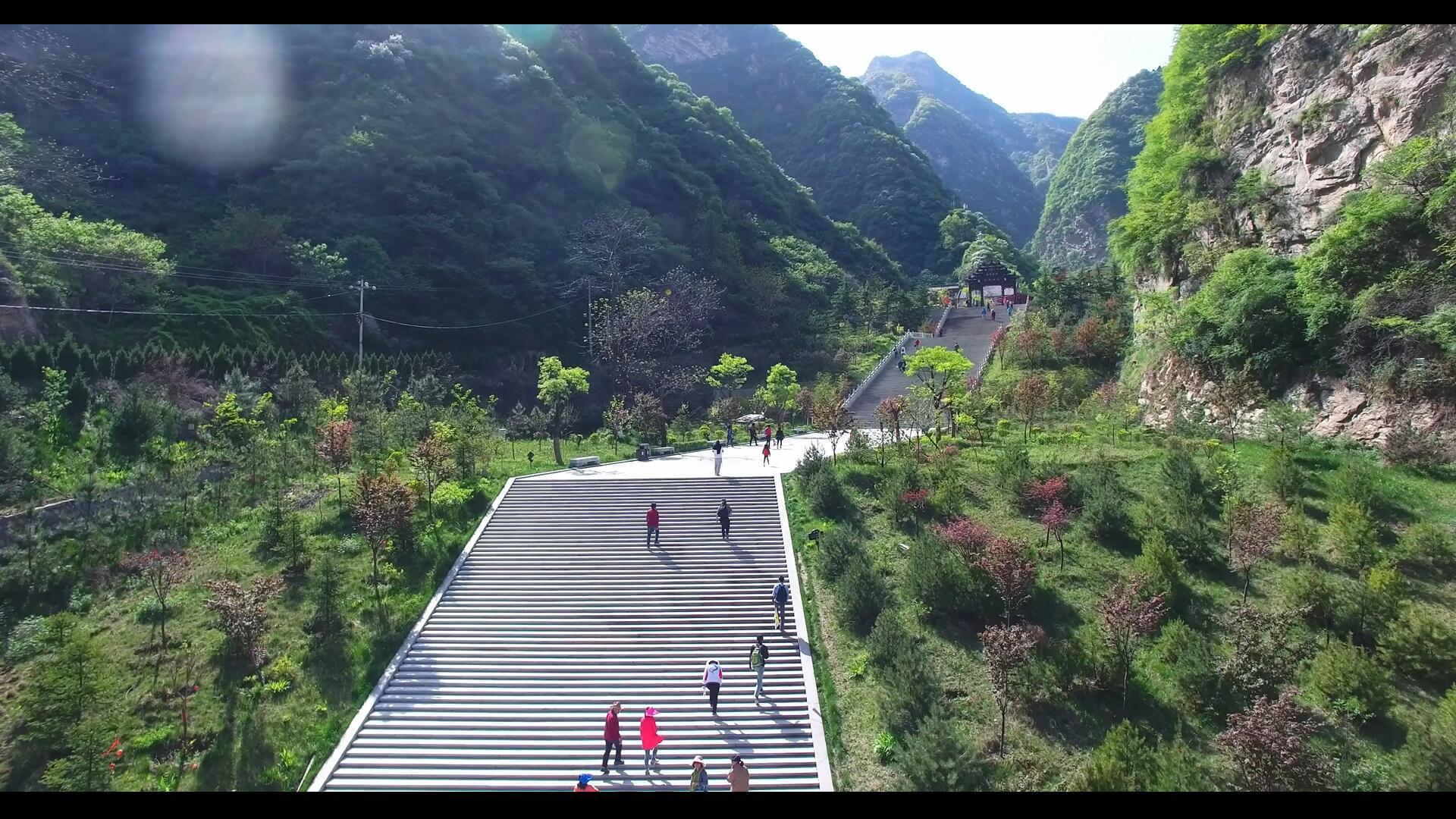 4K陕西华山风景区入口航拍视频的预览图