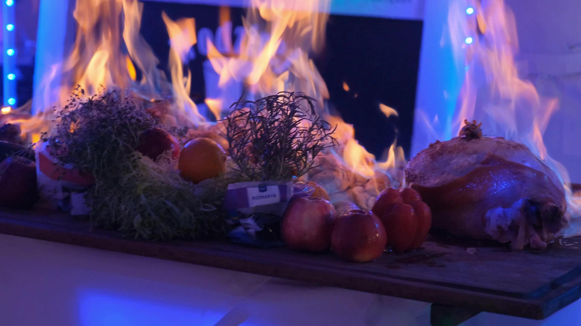 厨师放火烧肉视频的预览图