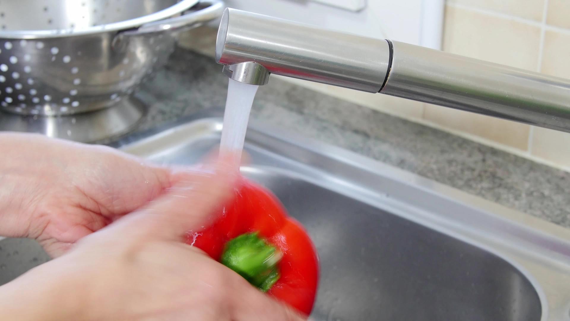 水槽里洗胡椒的女人视频的预览图