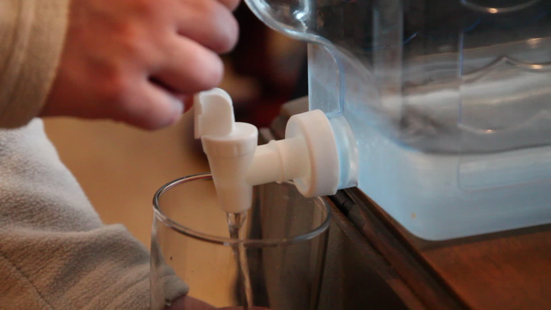 水从容器中取出流入杯子视频的预览图