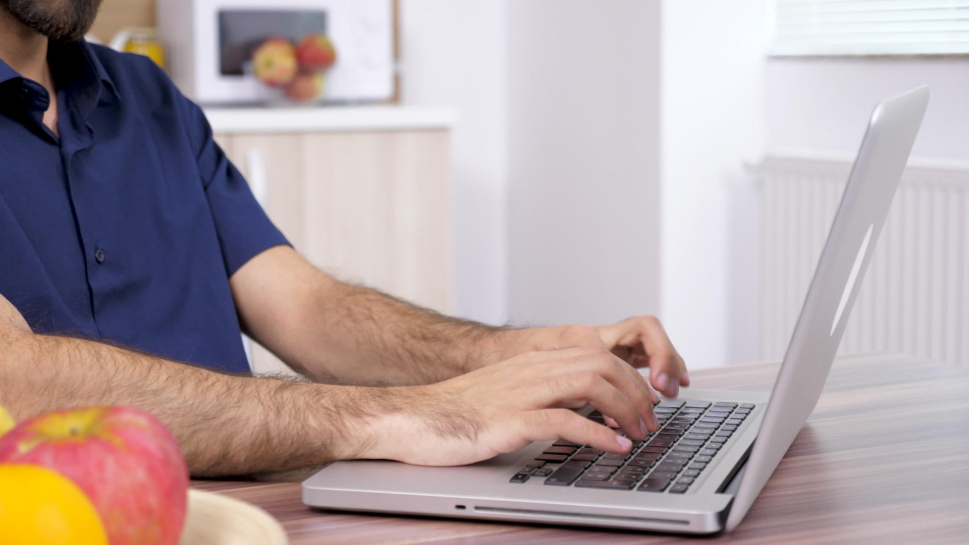 男人在电脑键盘上打字视频的预览图