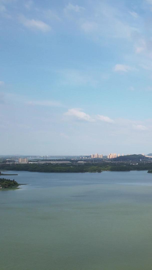 航拍蓝天白云天空湖北5A级地标旅游景点东湖风景素材视频的预览图