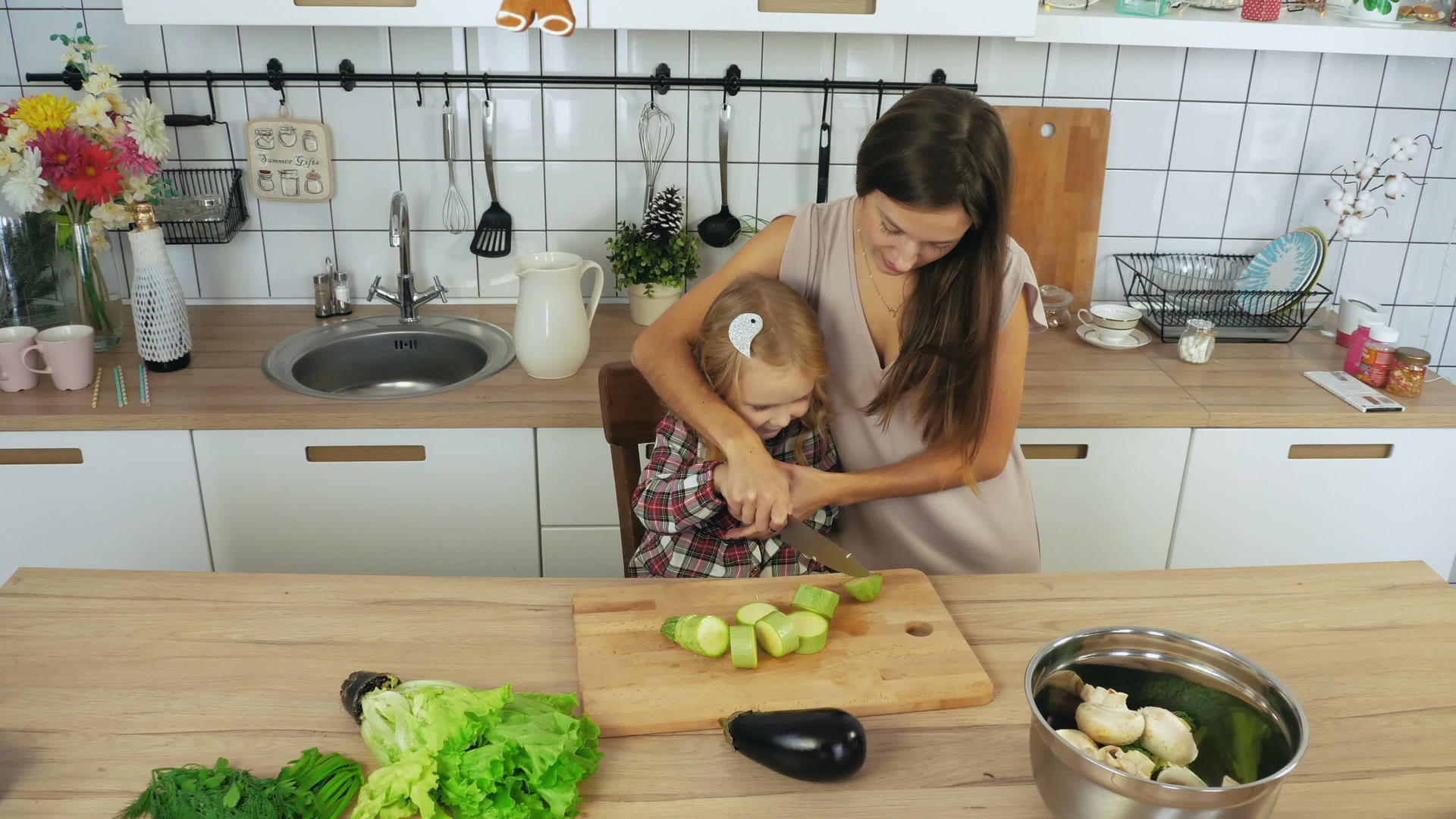 母亲和女儿在厨房做饭视频的预览图
