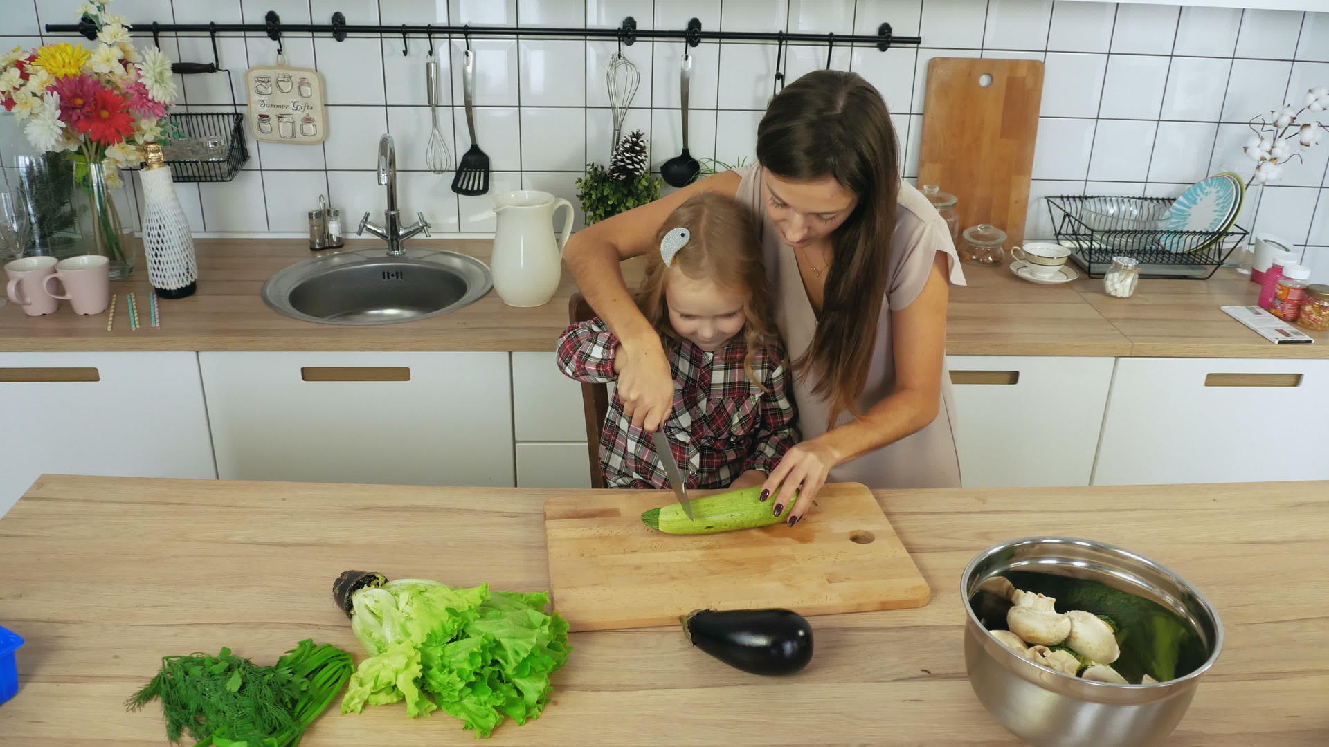 母亲和女儿在厨房做饭视频的预览图