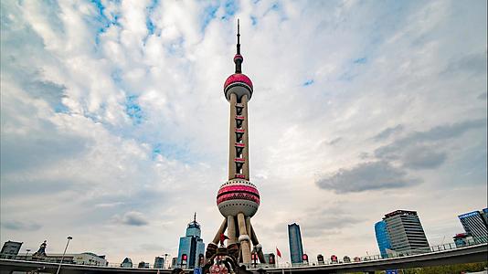 8k上海地标东方明珠云层流动仰视城市拍摄延时摄影视频的预览图