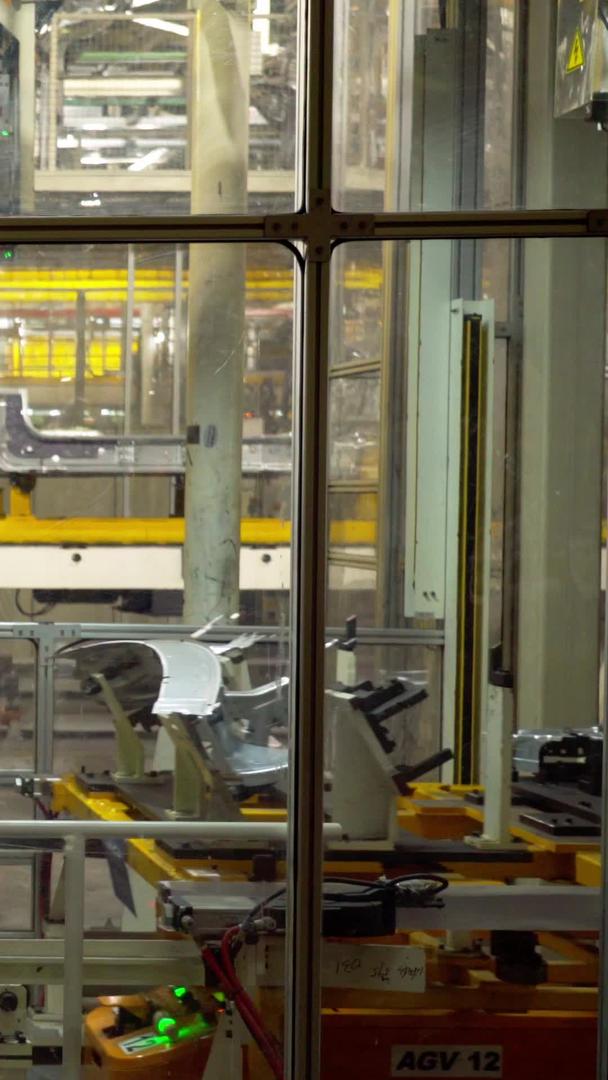 汽车工厂生产自动化运输焊接视频的预览图