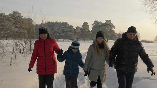 一家人冬天在雪林中行走视频的预览图