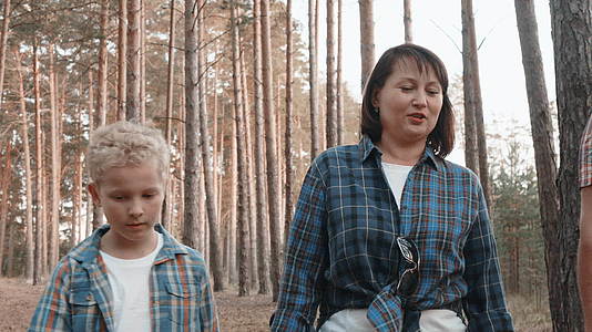 家庭度假在松树林上散步视频的预览图