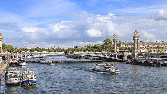 巴黎塞纳河上亚历山大三世大桥城市风光延时视频视频的预览图