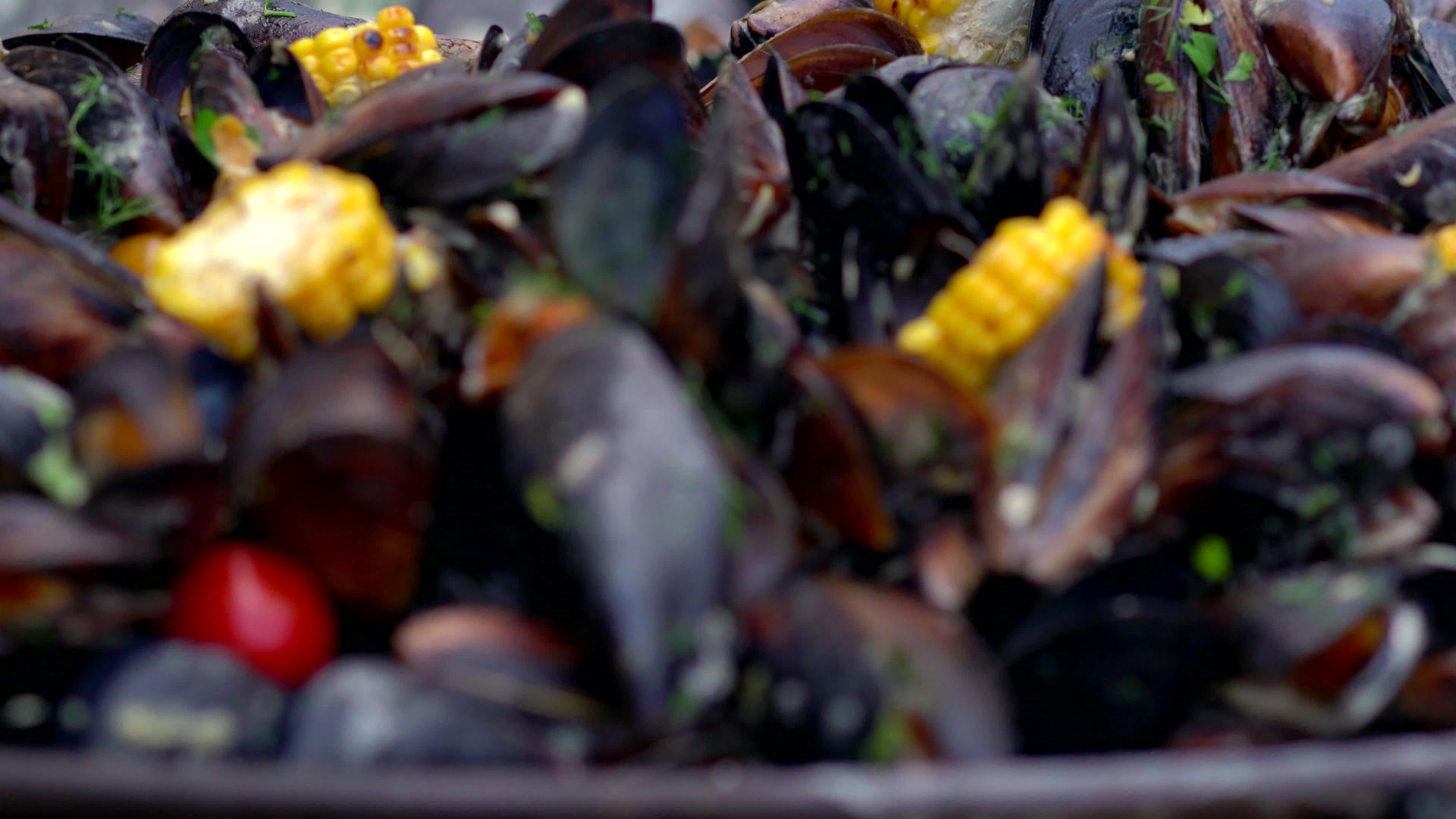 新鲜煮熟的蔬菜贝类视频的预览图