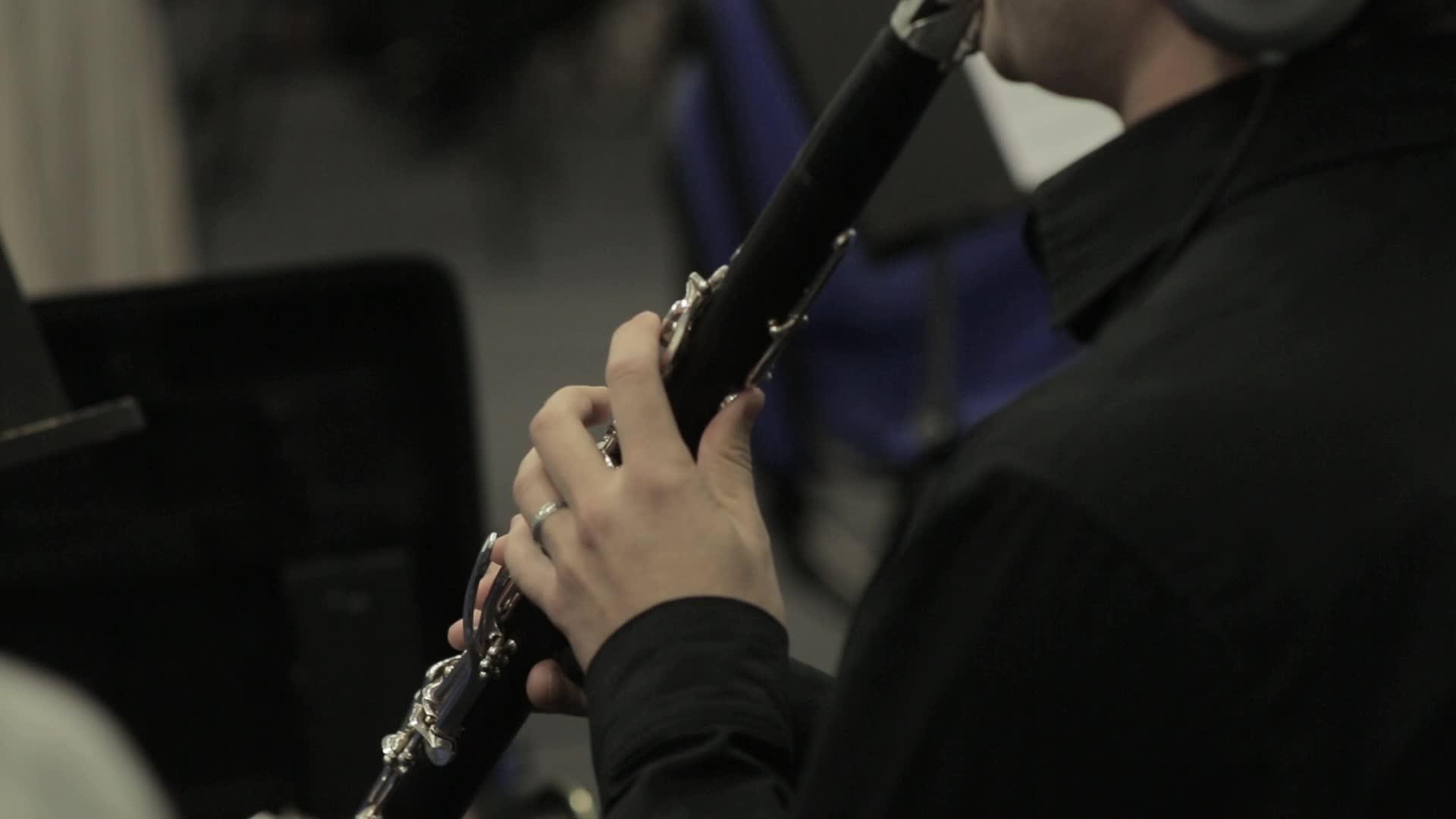 单簧管运动员的音乐表演视频的预览图