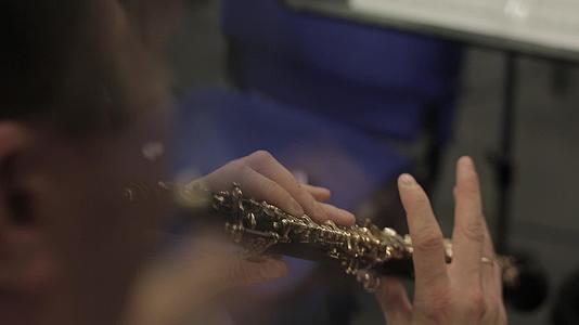 演奏双簧管的音乐家视频的预览图