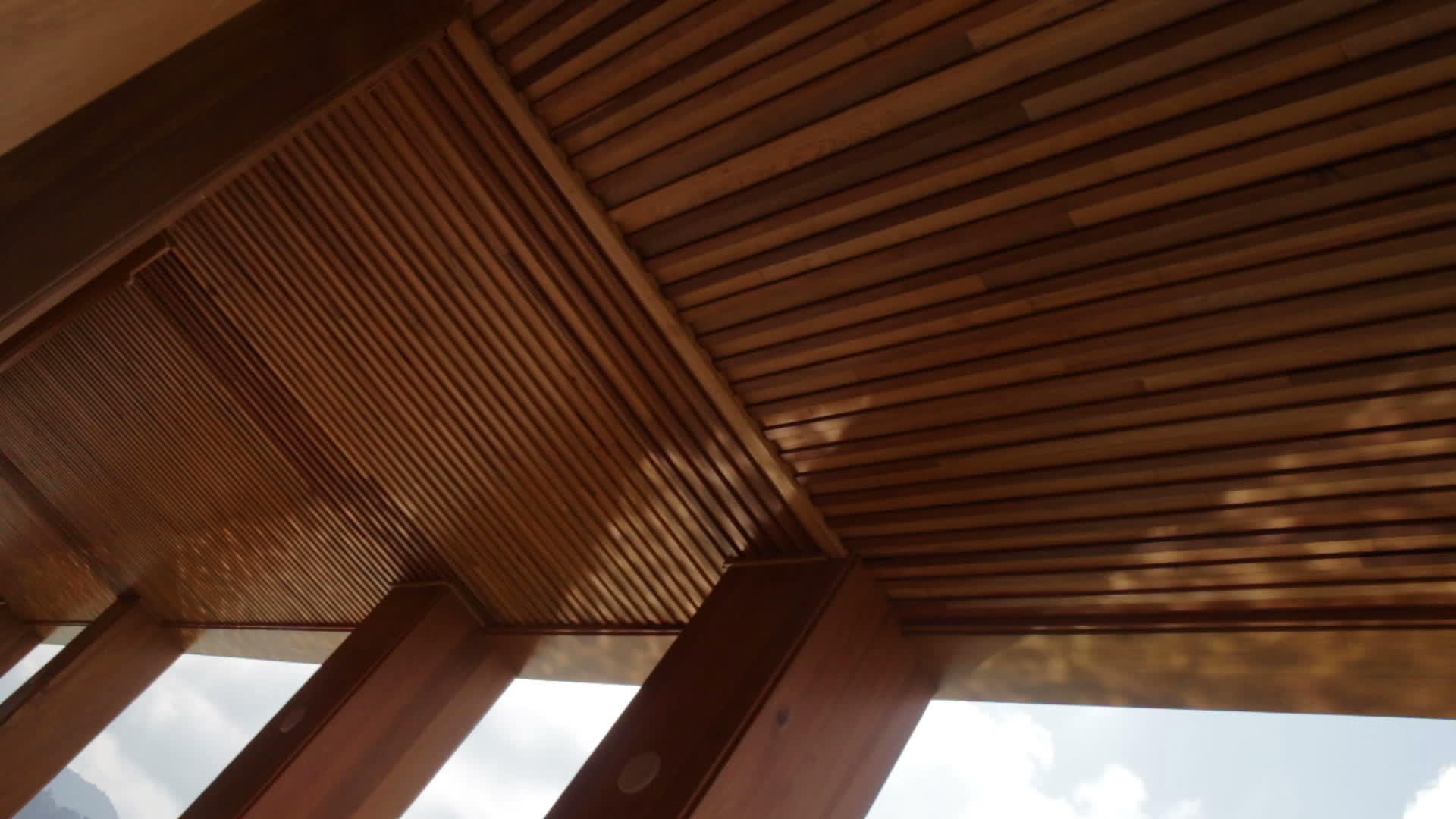 水池反光木屋视频的预览图