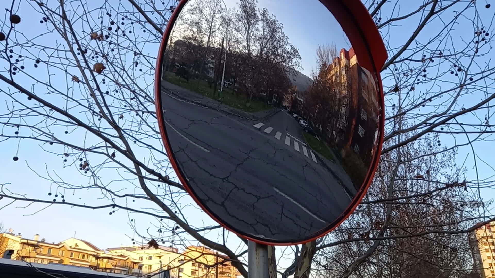 道路附近的街道镜子安全设备视频的预览图