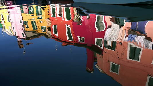 意大利河中多彩房屋的倒影视频的预览图