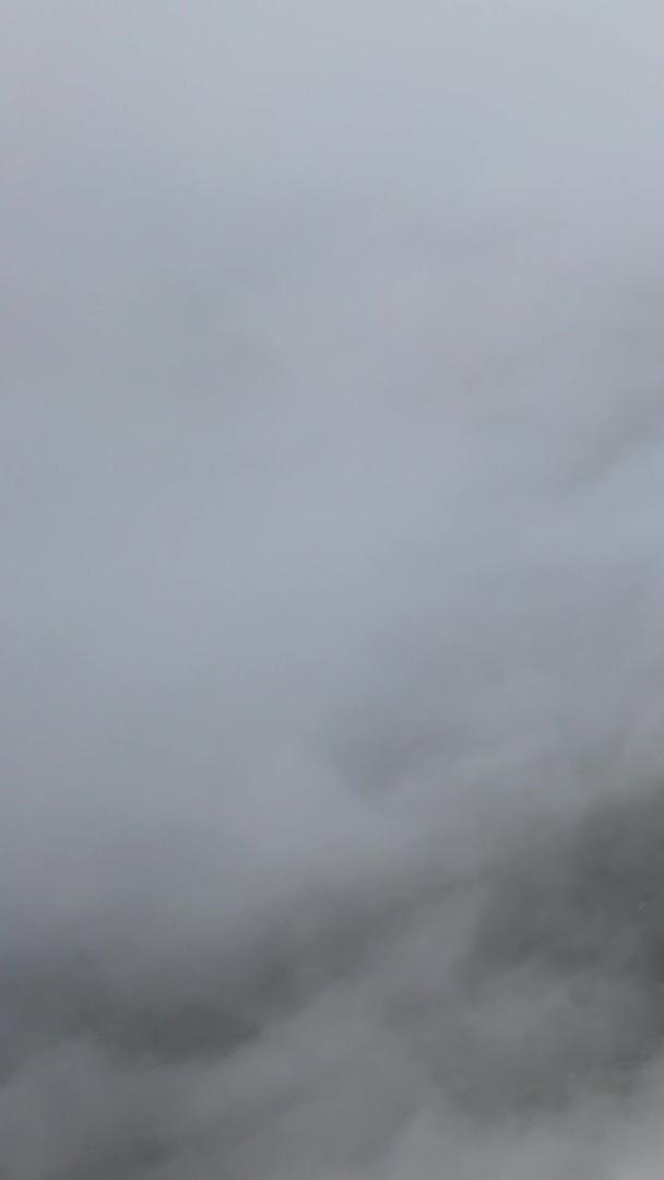 大雾天气天空云层上的自然山脉、农业、农田、村庄素材视频的预览图