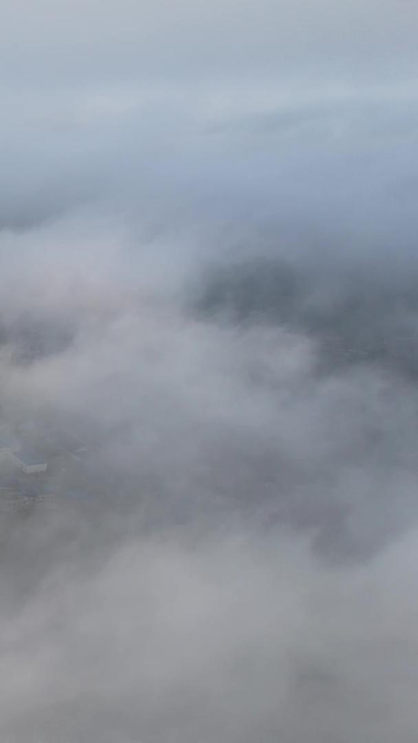 大雾天气天空云层上的自然山脉、农业、农田、村庄素材视频的预览图