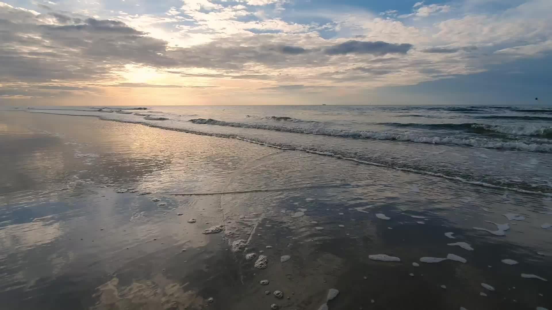 海滩和天空视频的预览图