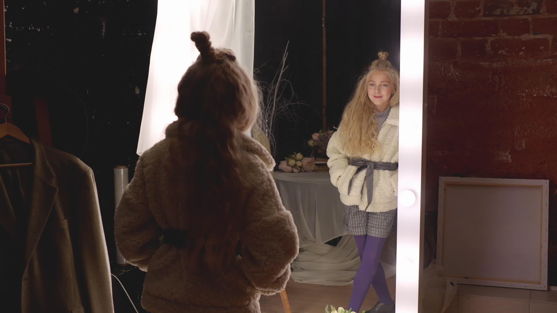 照镜子的时髦女孩视频的预览图