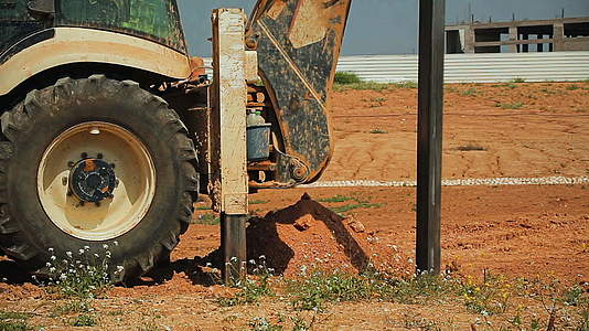 拖拉机电影安装在施工现场视频的预览图