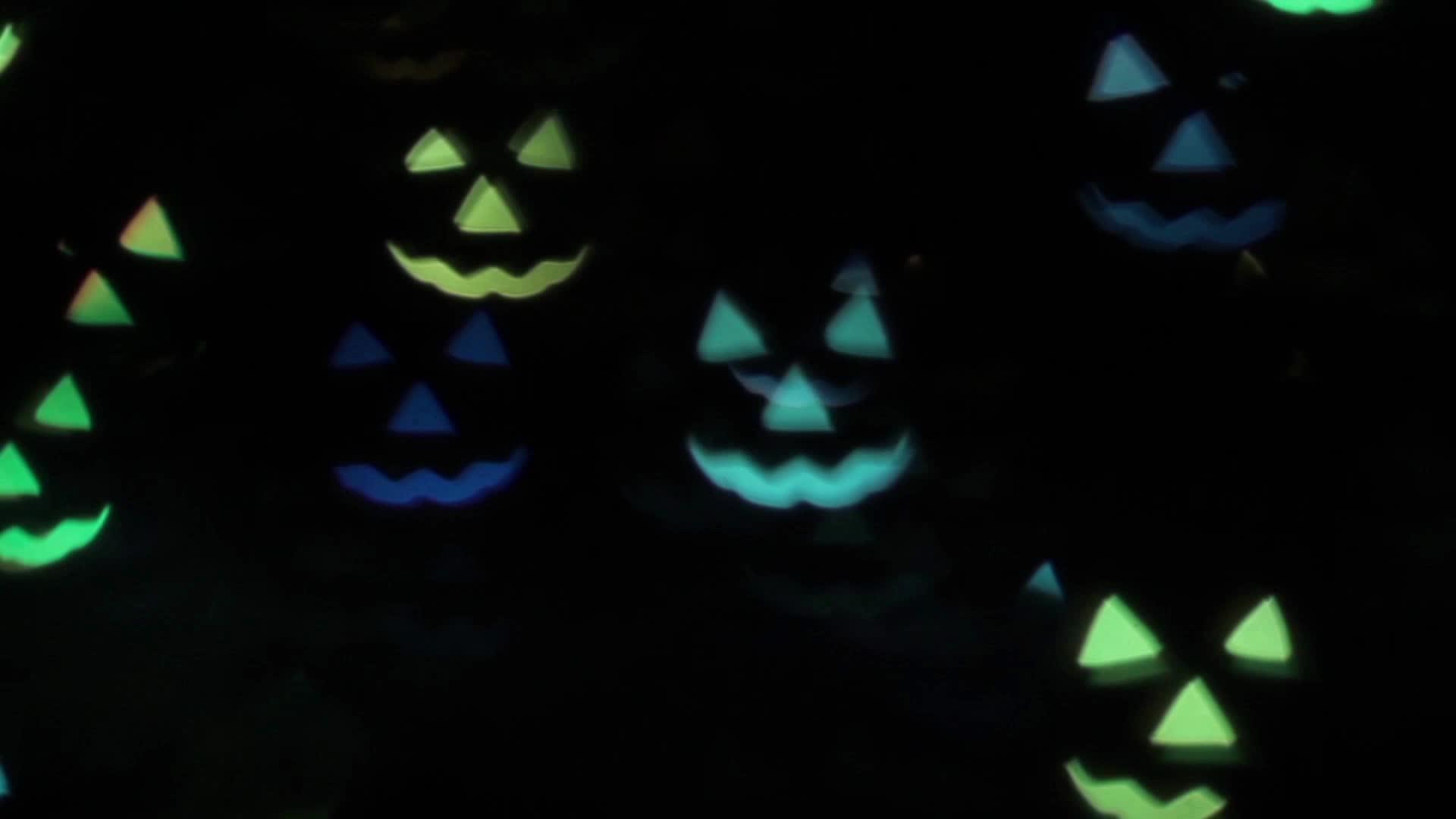 在黑色背景hd闪烁的动画飞行着五颜六色的南瓜视频的预览图