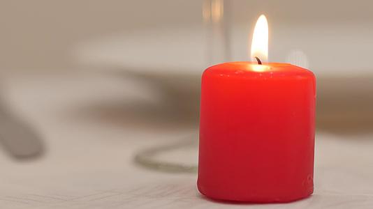 男人的情人为浪漫的晚餐点燃了一支红色的蜡烛视频的预览图
