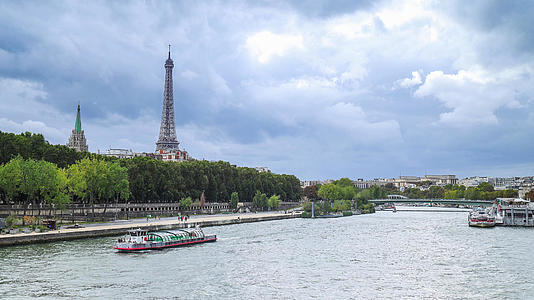 巴黎塞纳河与埃菲尔铁塔城市风光延时视频视频的预览图