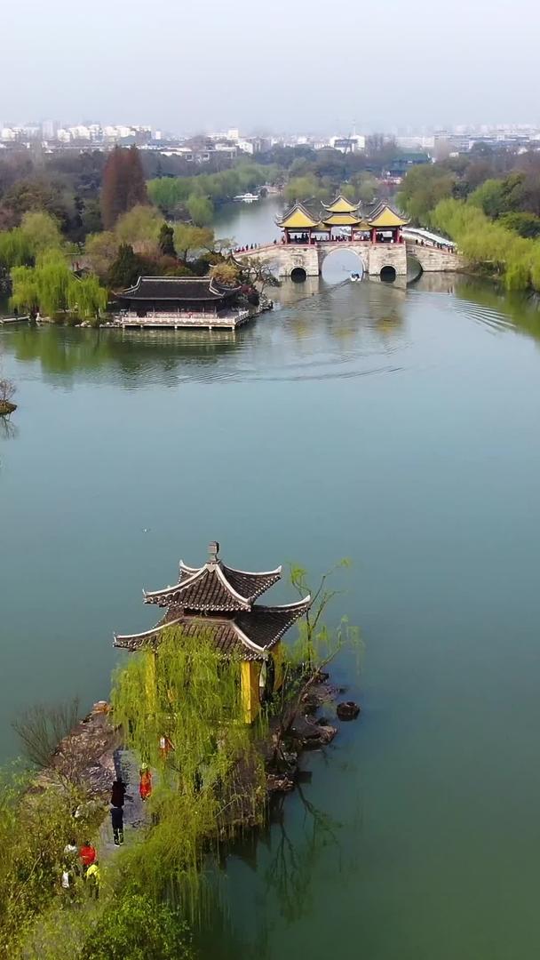 瘦西湖春季熙春台和五亭桥的航拍5A景区视频视频的预览图