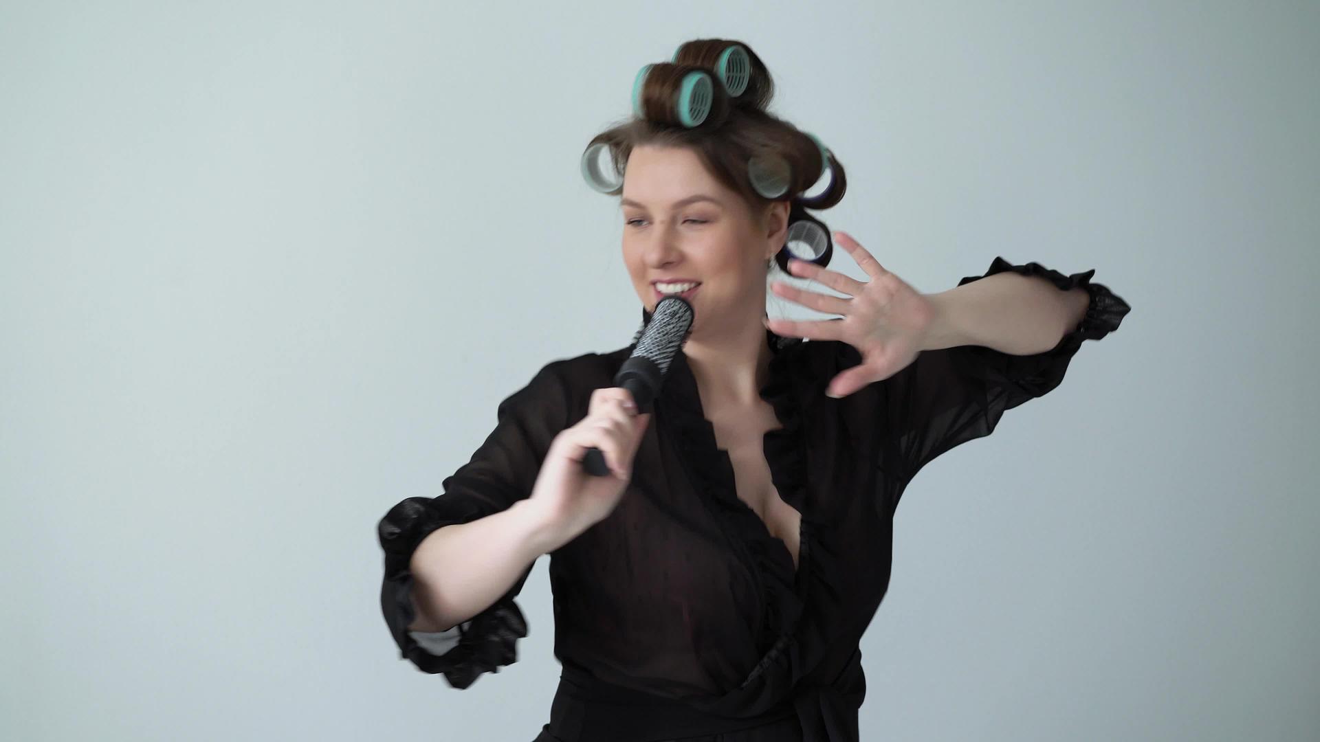 女人用卷发卷头发跳舞视频的预览图