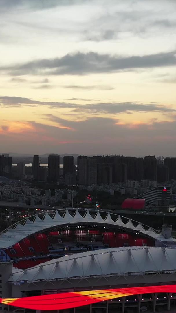 航拍夕阳晚霞武汉军运会场馆体育馆视频的预览图