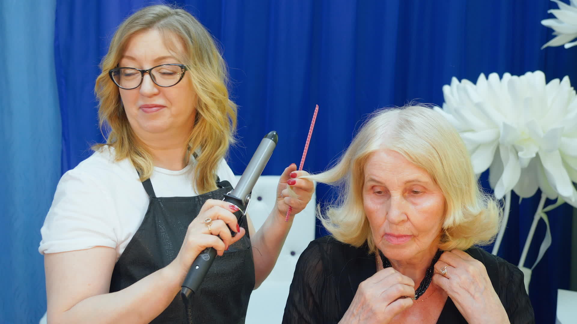 美容工作室年长的女性卷发设计师视频的预览图