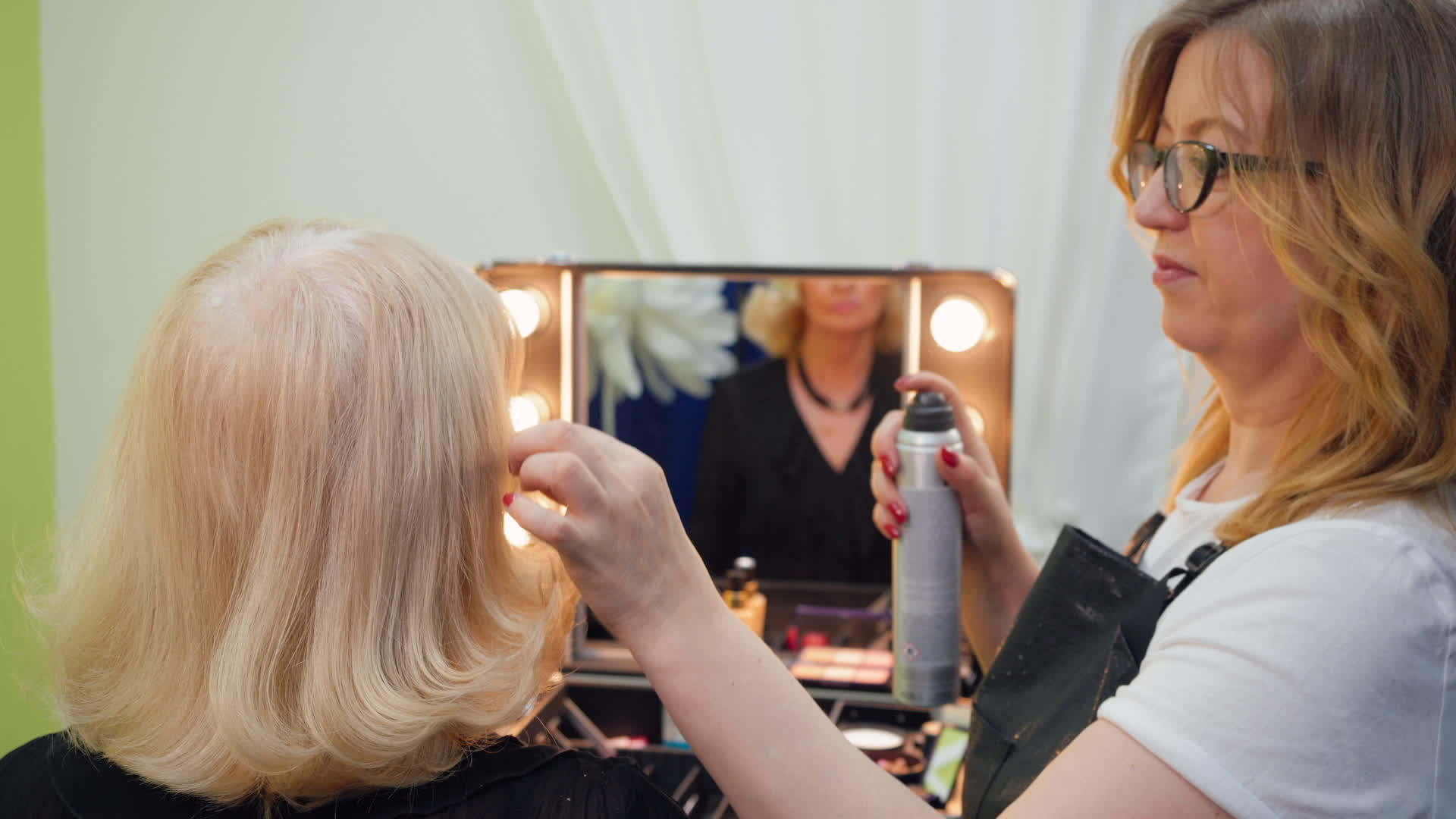 高级女性发型理发师参观后视频的预览图