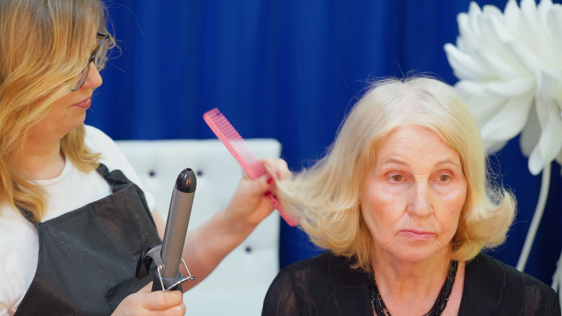 沙龙发型师照顾老年妇女的头发视频的预览图