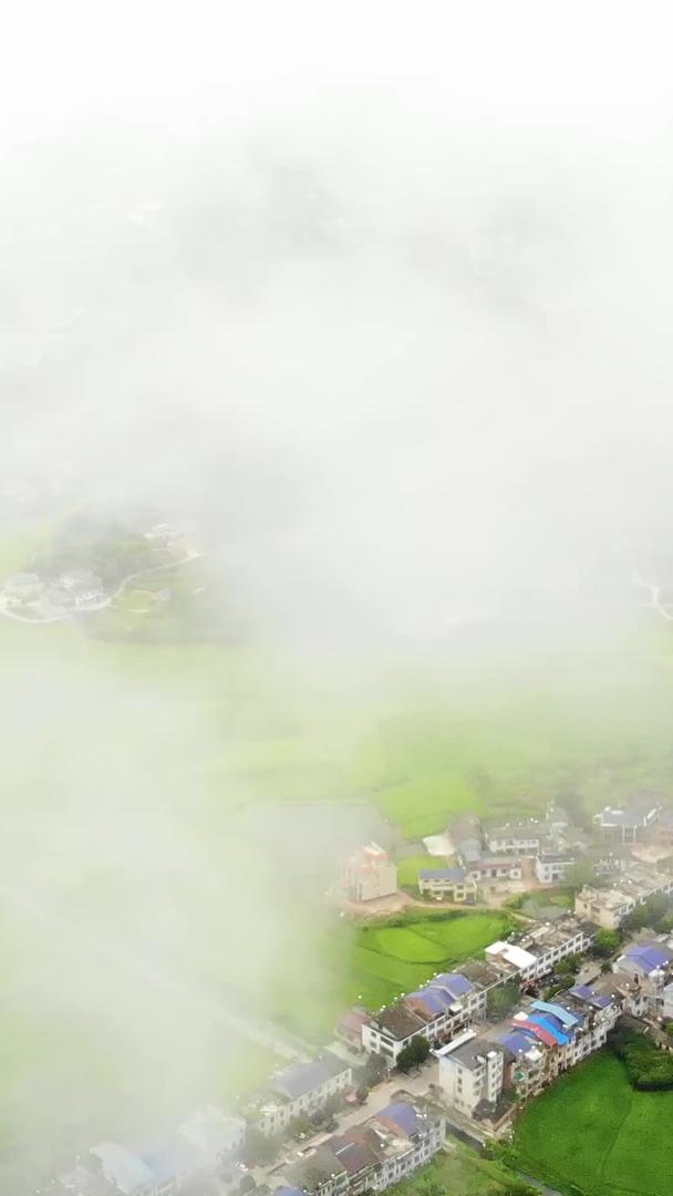 航拍湖南南部小镇穿越云雾视频的预览图