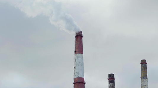 火力发电厂的烟囱面对着多云的天空视频的预览图