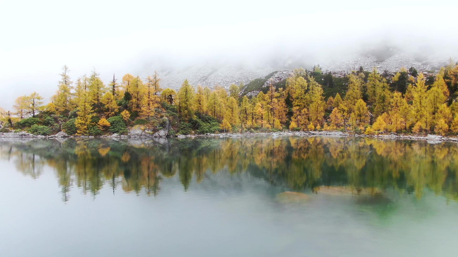 航拍高原海子湖泊云雾缭绕的秋色视频的预览图
