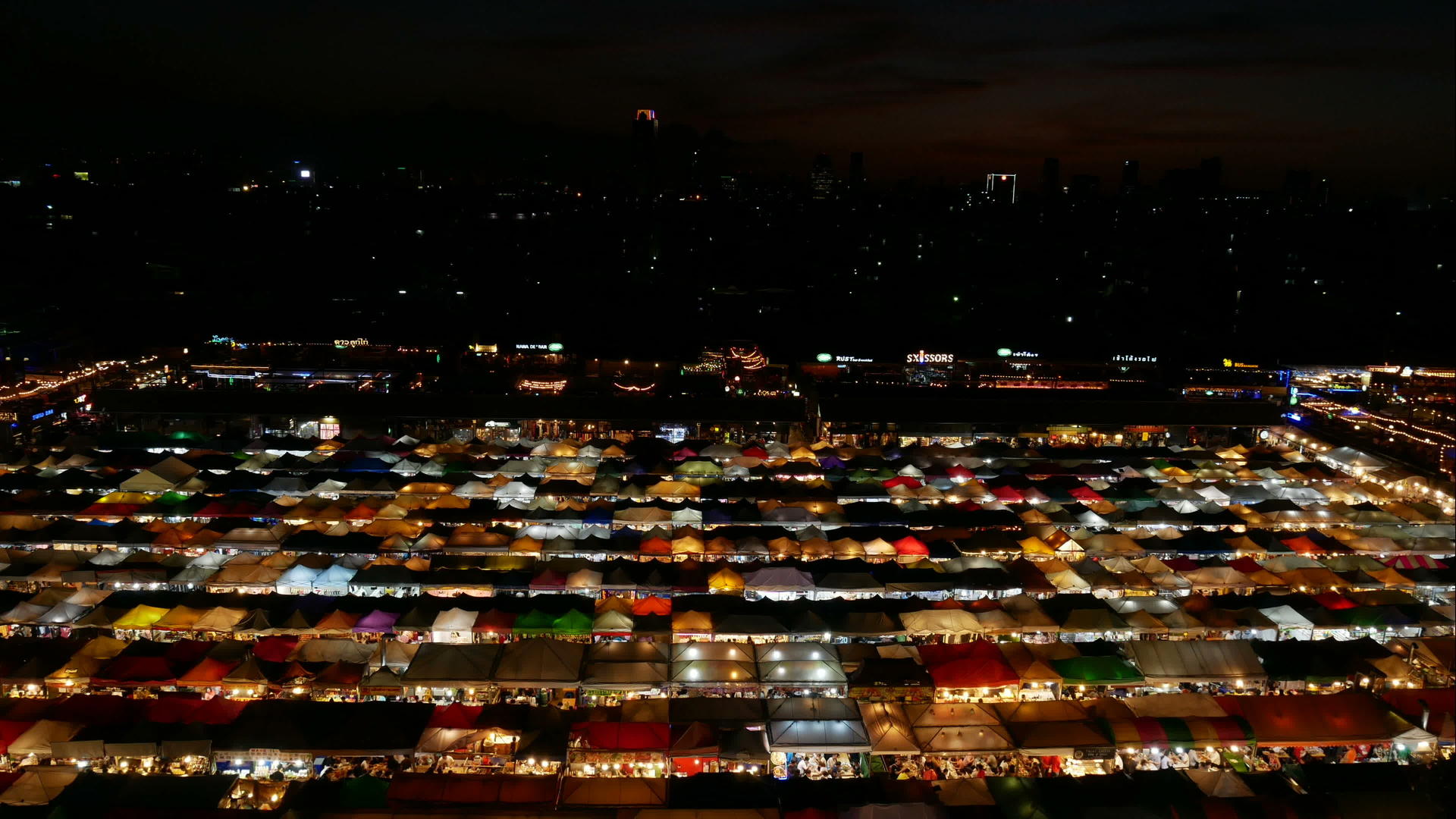 4k在泰国的铁路夜市Bangkok热门旅游胜地视频的预览图