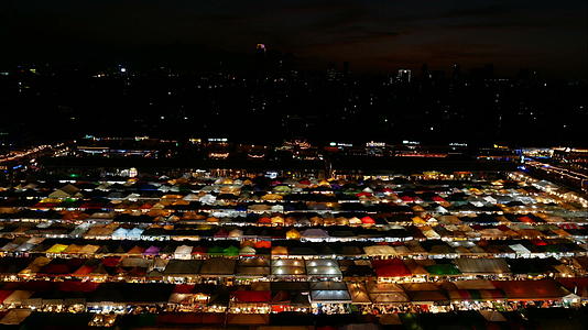 4k在泰国的铁路夜市Bangkok热门旅游胜地视频的预览图