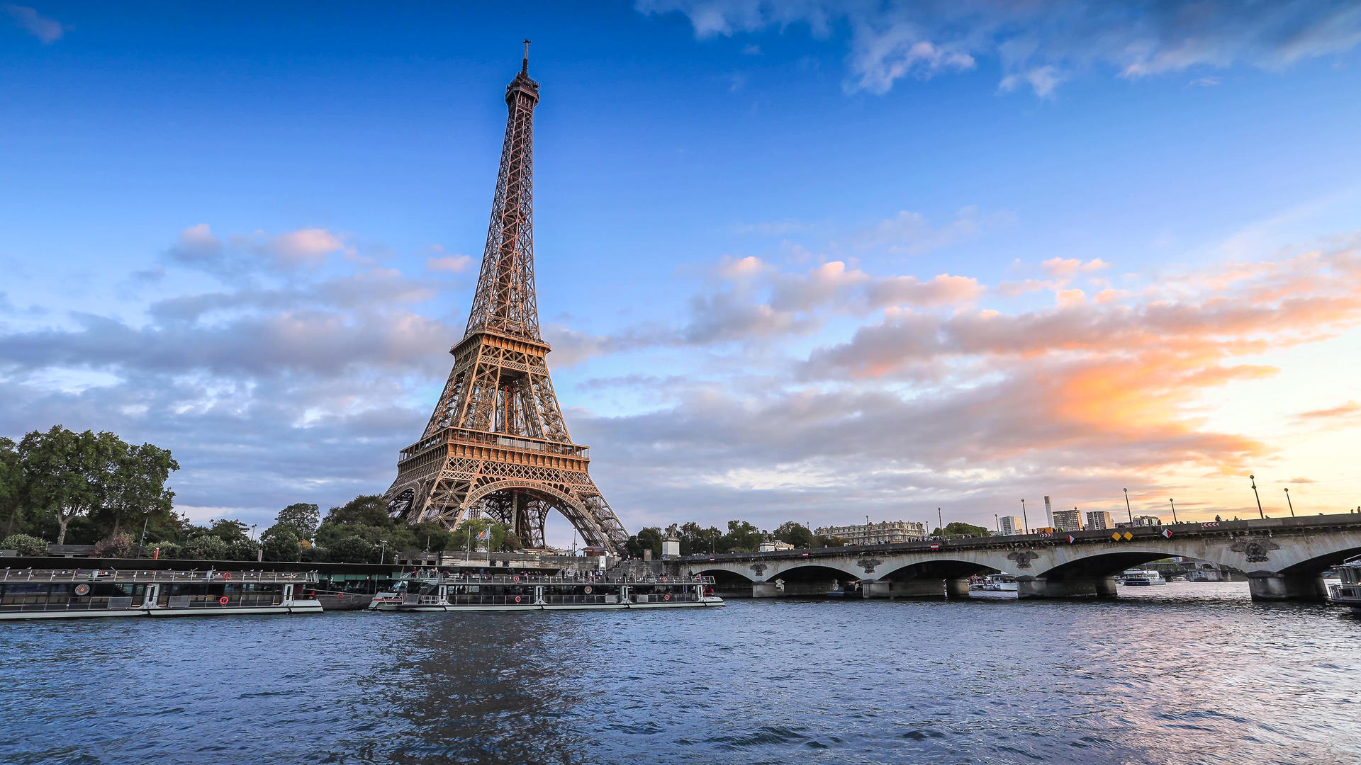 法国巴黎埃菲尔铁塔日落日转夜延时视频视频的预览图