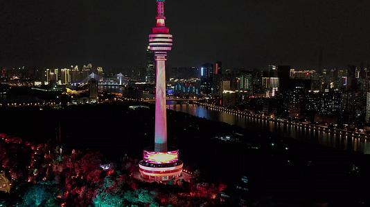 航拍武汉龟山电视塔和灯光秀视频的预览图