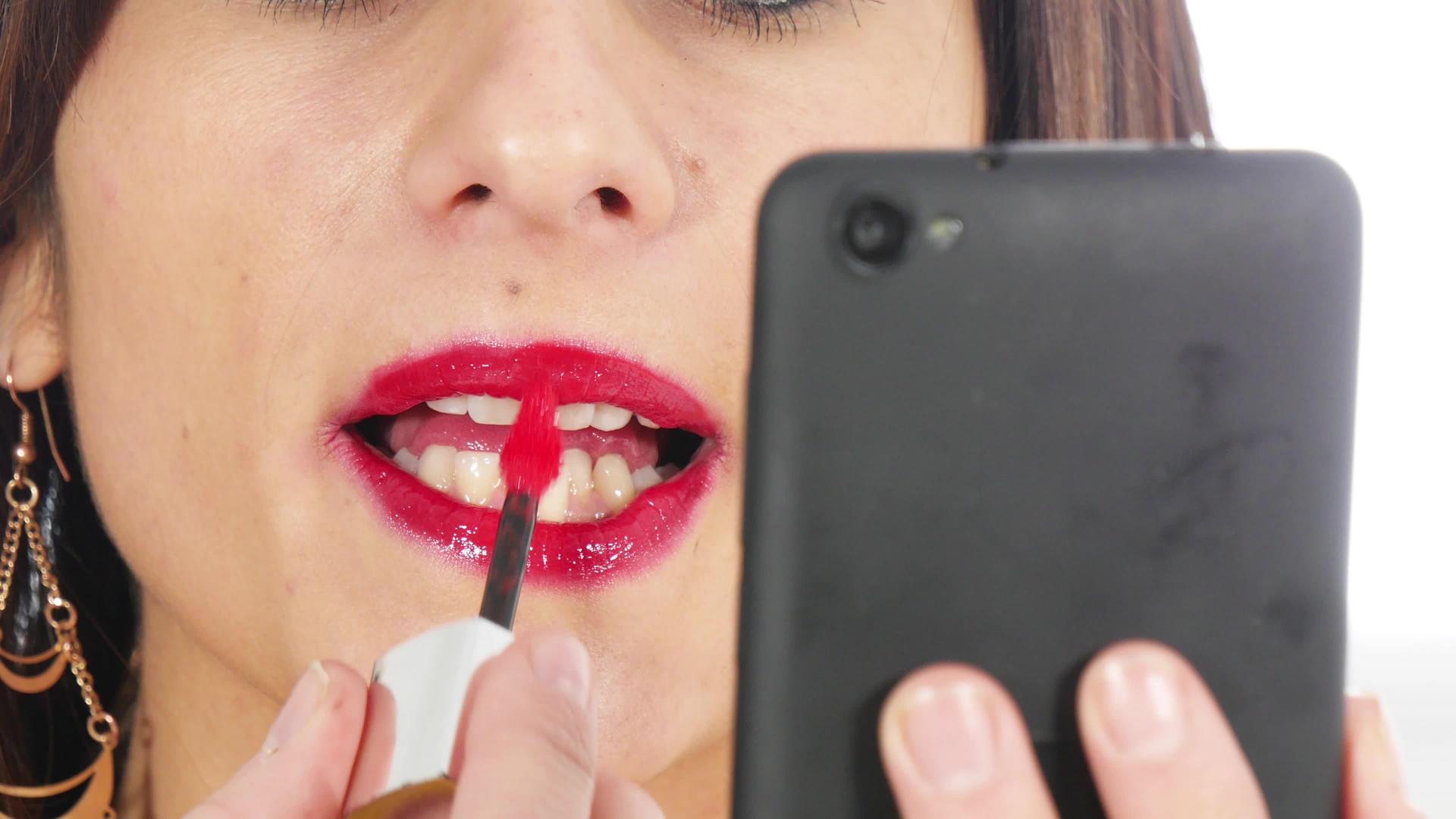 女性使用口红作为镜子视频的预览图