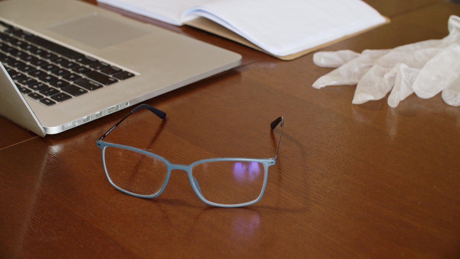 把眼镜和防护设备放在桌子上的人视频的预览图