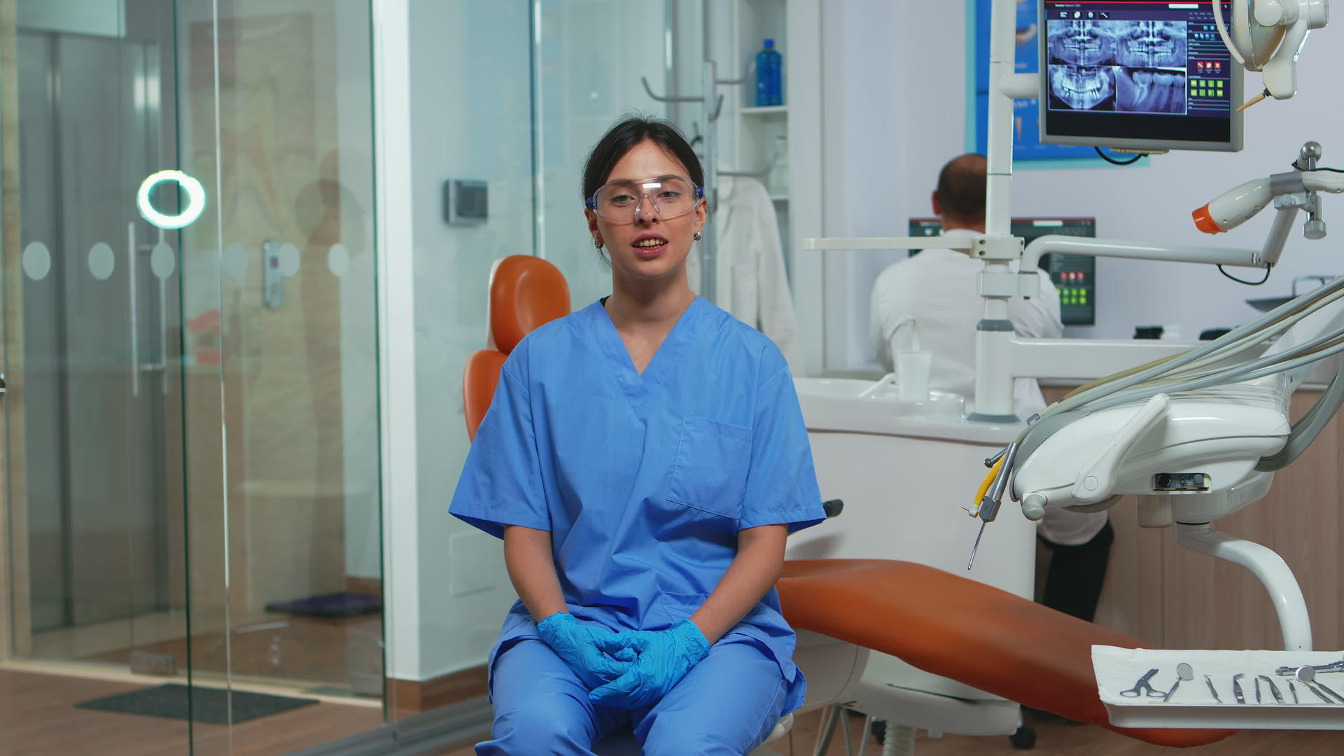 牙科助理看与患者交谈的相机视频的预览图