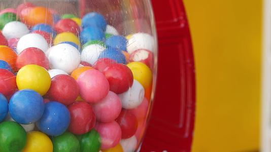 彩色口香糖多色泡泡糖投币式美国经典自动售货机视频的预览图